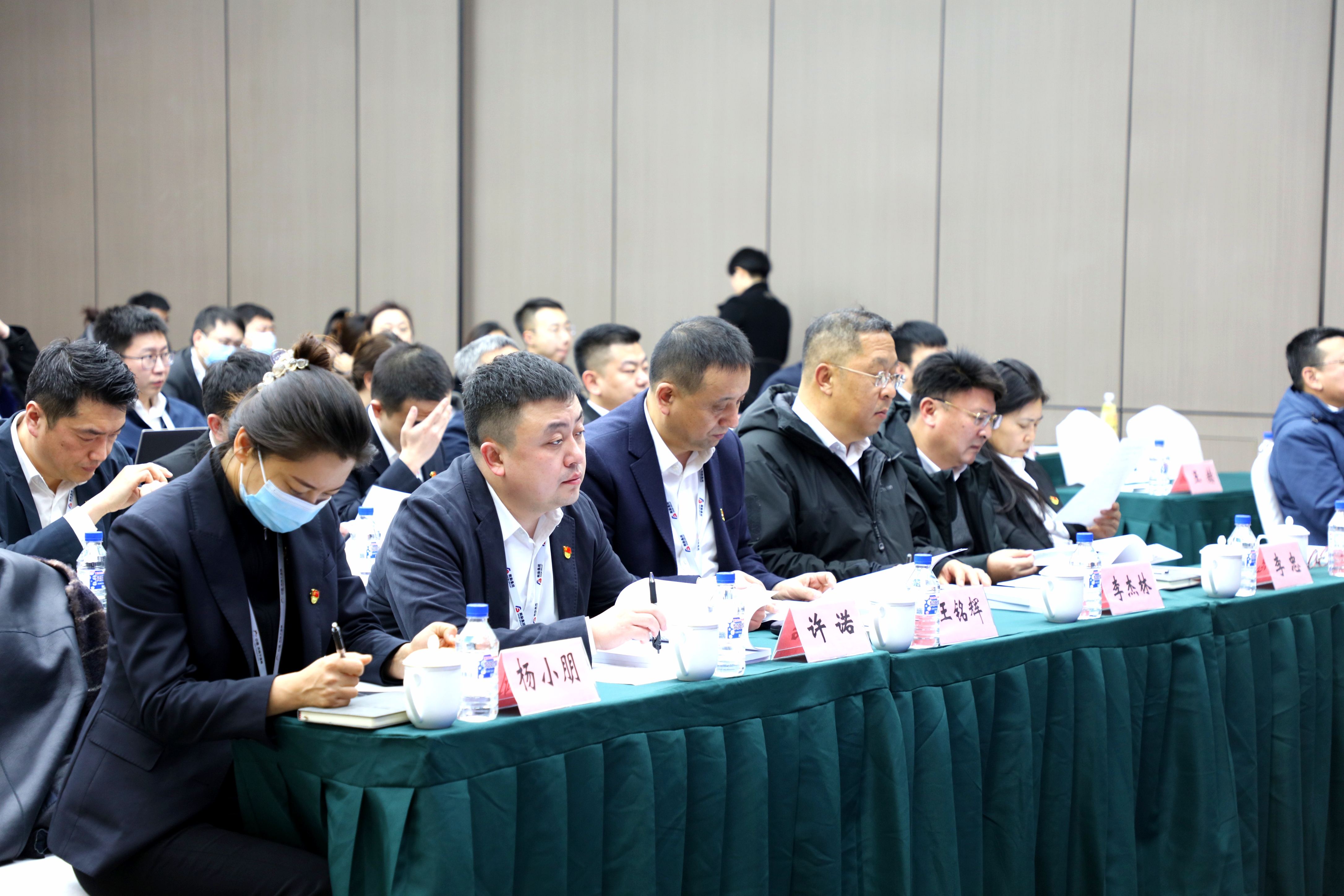 集團(tuán)舉行機(jī)關(guān)中層干部、借調(diào)和駐村干部2022年度述職測評(píng)會(huì)議